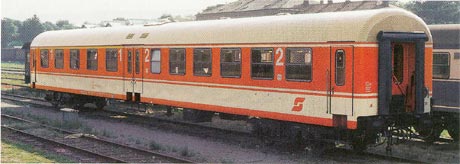 Passenger car 1st/2nd class with Centre-Boarding<br /><a href='images/pictures/Roco/45520.jpg' target='_blank'>Full size image</a>